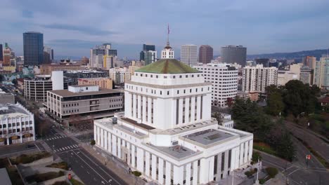 Oakland-Ca-Usa,-Vista-Aérea-Del-Edificio-Del-Tribunal-Superior-Del-Condado-De-Alameda