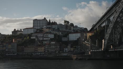 Vista-Panorámica-De-Los-Edificios-De-La-Ladera-De-Oporto-Y-El-Puente-Dom-Luis-I-Sobre-El-Río-Duero.