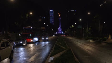 Monumento-A-La-Independencia-En-La-Intersección-De-La-Ciudad-De-México-Por-La-Noche,-Centro-De-México