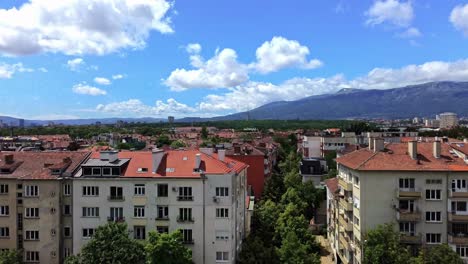 Aufgehende-Aufnahme-Einer-Osteuropäischen-Stadt-An-Einem-Schönen-Sommertag-Mit-Dem-Vitosha-Gebirge-Im-Hintergrund