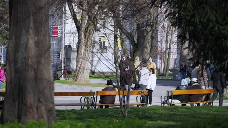 Bewölkter-Winternachmittag-Auf-Den-Straßen-Von-Wien,-Touristen-Schlendern-Vorbei