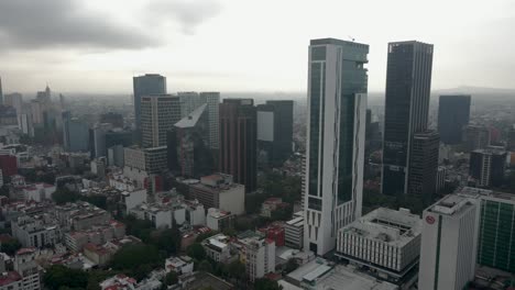 Vista-Panorámica-Aérea-De-La-Ciudad-De-México-Con-Drones-Volando-Sobre-El-Paseo-De-La-Reforma