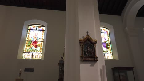 Interior-of-Metropolitan-Cathedral-in-Casco-Viejo,-Panama-City,-with-stained-glass-windows