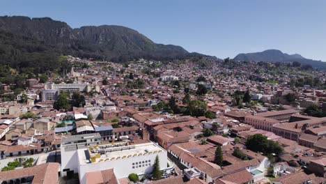 Luftaufnahme-Von-Bogota,-Kolumbien,-Präsentiert-Stadtbild-Mit-Bergen-Im-Hintergrund