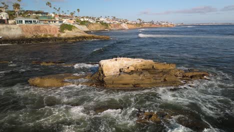 Plätschernde-Meereswellen-Am-Bird-Rock-Auf-La-Jolla-Mit-Strand-In-Der-Ferne-In-San-Diego,-Kalifornien