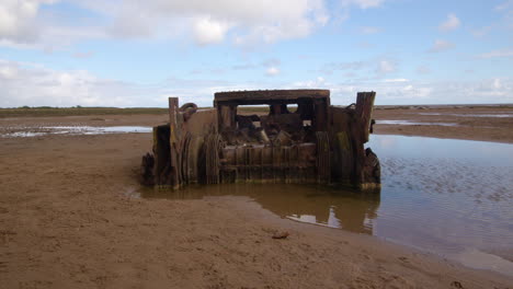 Weite-Aufnahme-Des-Panzers-Am-Strand