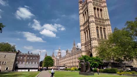 POV-Spaziergang-An-Einem-Sonnigen-Tag-Mit-Leuten,-Die-Die-Aussicht-Auf-Die-Houses-Of-Parliament-Und-Den-Victoria-Tower-In-Westminster,-London-Genießen