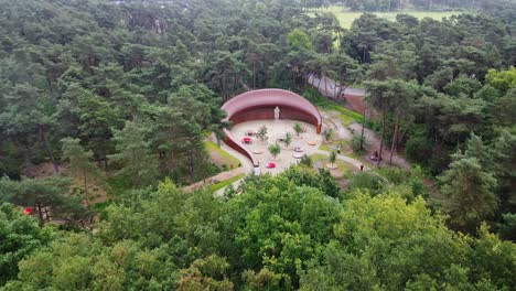 Luftaufnahme-über-Dem-Architektonischen-Gebäude-Haus-Der-Natur-In-Lommel,-Belgien