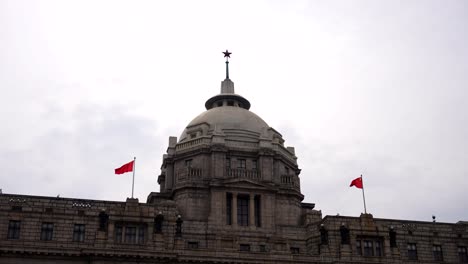 Cúpula-Del-Edificio-Del-Banco-HSBC-Con-Una-Estrella-En-La-Parte-Superior-Y-Dos-Banderas-Chinas-Ondeando