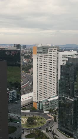 Imágenes-De-Drones-De-Santa-Fe,-México-En-Modo-Vertical