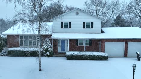 Single-family-house-on-snowy-winter-day-in-small-town