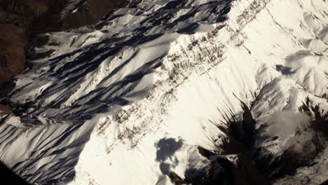 Luftaufnahme-Vom-Flugzeug-Der-Schneebedeckten-Iranischen-Berglandschaft-Im-Nahen-Osten