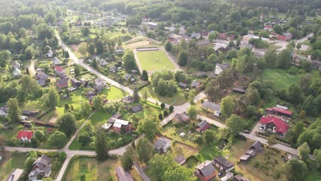 Vista-Aérea-De-La-Ciudad-De-Strenci-Que-Muestra-Una-Mezcla-De-Elementos-Urbanos-Y-Naturales.