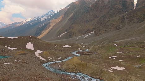 Toma-De-Drones-Hacia-Atrás-En-4k-Que-Muestra-Un-Río-Que-Se-Origina-En-Un-Lago-Glacial-Del-Himalaya