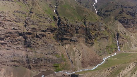 4K-Drohnenaufnahme-Eines-Flugs-In-Richtung-Wasserfälle,-Die-In-Einen-Himalaya-Fluss-Münden