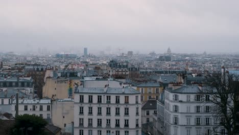 Vista-Superior-De-Los-Tejados-De-París-Desde-Butte-Montmartre-En-Un-Día-Nublado