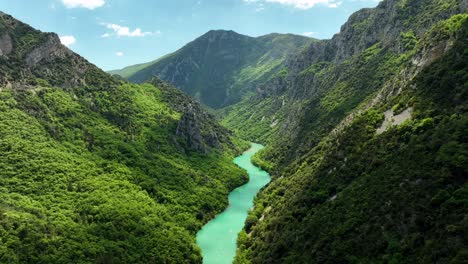 Herrliche-Beleuchtung-In-Gorges-Du-Verdon-River-Canyon,-Luft-Dolly-In