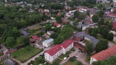 Eine-Luftaufnahme-Der-Stadt-Valmiera,-Die-Ihre-Mischung-Aus-Städtischen-Und-Natürlichen-Elementen-Zeigt