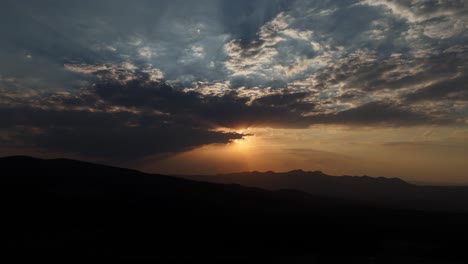 Wunderschöner-Sonnenuntergang-In-Chignahuapan-Mit-Erstaunlichen-Wolken-Und-Bergen