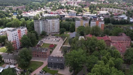 Eine-Luftaufnahme-Der-Stadt-Valmiera,-Die-Ihre-Mischung-Aus-Städtischen-Und-Natürlichen-Elementen-Zeigt