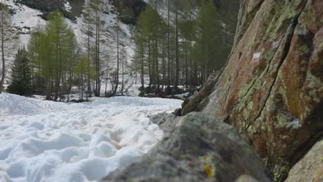 Snowy-mountain-trail-with-many-footprints,-Lago-Lagazzuolo,-Italy