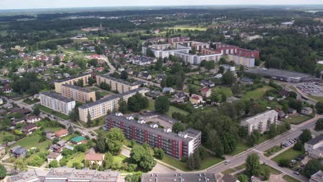 Eine-Luftaufnahme-Der-Stadt-Valmiera,-Die-Ihre-Mischung-Aus-Städtischen-Und-Natürlichen-Elementen-Zeigt