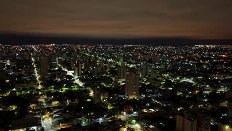 Atemberaubender-4k-Hyperlapse-Der-Nachtansicht-In-Posadas,-Misiones,-Argentinien,-Der-Die-Essenz-Des-Städtischen-Nachtlebens-Und-Der-Leuchtenden-Lichter-Der-Stadt-Einfängt