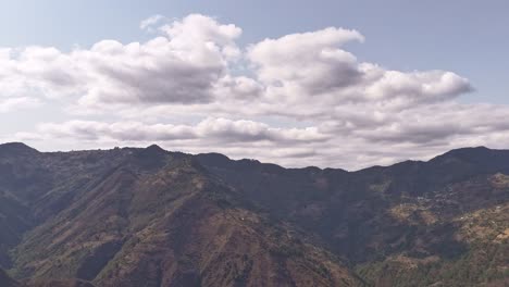 Zeitraffer-Mit-Drohne,-Die-Berge-Und-Wolken-In-Puebla-Zeigt