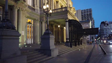 Straßenansicht-Des-Colon-Theaters-Opernhaus-In-Buenos-Aires-Dämmerung-Blaue-Skyline-Argentinien