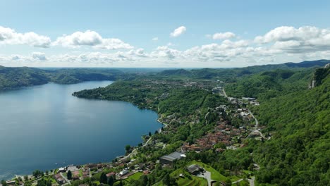 Vista-Panorámica-Del-Lago-Orta-En-El-Norte-De-Italia---Toma-Aérea-De-Drones