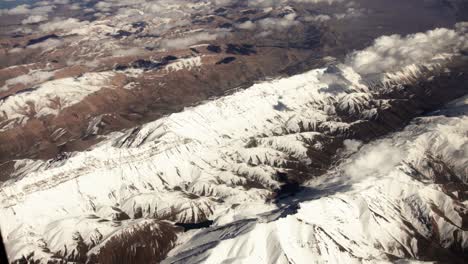 Luftaufnahme-Vom-Flugzeug-Der-Schneebedeckten-Iranischen-Berglandschaft-In-Der-Wüste-Im-Nahen-Osten