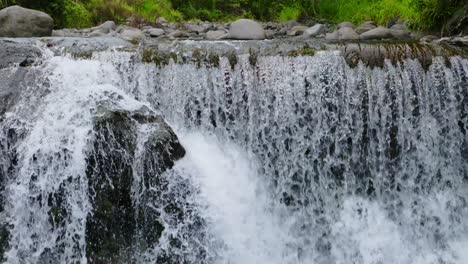 Ein-Reichlicher-Strom-Von-Süßwasser-Strömt-Den-Wailuku-Fluss-Im-Iao-Tal-Von-Maui,-Hawaii-Hinunter