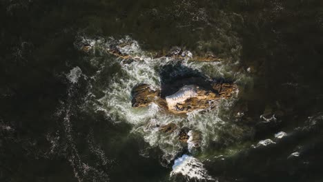 Meereswellen-Brechen-Gegen-Die-Felsen-Am-Bird-Rock-In-La-Jolla-In-San-Diego,-Kalifornien