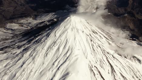 Vista-Aérea-Desde-El-Avión-Del-Monte-Damavand,-Montaña-Iraní-Cubierta-De-Nieve,-Paisaje-Volcánico-En-El-Medio-Oriente