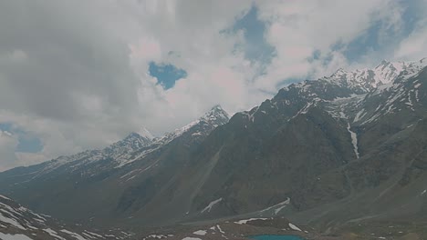 4k-Fliegen-Sie-Nach-Vorne-Und-Schauen-Sie-Nach-Unten,-Drohnenaufnahme-Eines-Himalaya-Gletschersees-Mit-Einer-Insel-In-Der-Mitte