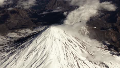 Vista-Aérea-Desde-El-Avión-Del-Monte-Damavand,-Montaña-Iraní-Cubierta-De-Nieve,-Paisaje-Volcánico-En-El-Medio-Oriente