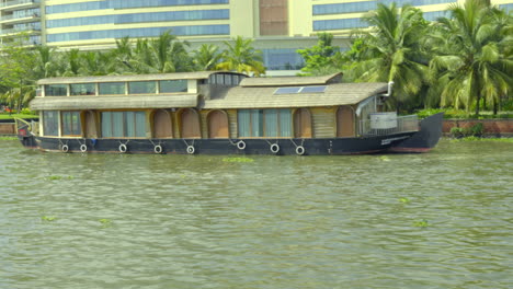 Hausboote-In-Kerala-Geparkt-In-Der-Nähe-Des-Lulu-Convention-Centre-Kochi,-Schlauchboot-In-Der-Nähe-Von-Marine-Drive