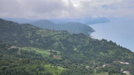 Una-Impresionante-Vista-Costera-Con-Exuberante-Vegetación-Que-Conduce-A-Un-Hermoso-Mar-Azul