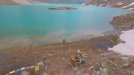 4K-Drohnenaufnahme-Mit-Vorwärtsflug-über-Einen-Saphirblauen-Gletschersee-Im-Himalaya-Mit-Einer-Insel-In-Der-Mitte