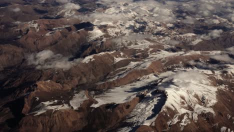 Luftaufnahme-Vom-Flugzeug-Der-Schneebedeckten-Iranischen-Berglandschaft-Im-Nahen-Osten