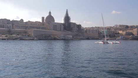 Velero-Con-La-Cúpula-Del-Santuario-Basílica-De-Nuestra-Señora-Del-Carmen-Al-Fondo.