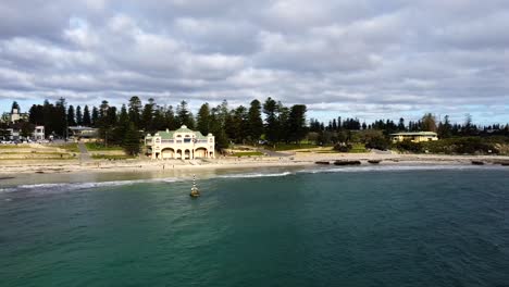 Vista-Aérea-Extrema-De-La-Playa-De-Cotesloe-A-La-Casa-De-Té-De-Indiana-En-Perth,-Washington