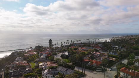 Barrio-Costero-De-Bird-Rock-Con-Naturaleza-Tropical-En-La-Jolla,-San-Diego,-California,-EE.UU.