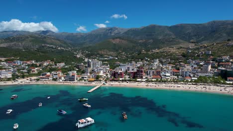 La-Ciudad-Costera-De-Himara,-Situada-En-La-Hermosa-Bahía-Del-Mar-Jónico,-Da-La-Bienvenida-A-Los-Turistas-Para-Unas-Inolvidables-Vacaciones-De-Verano.