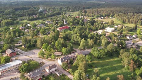 Vista-Aérea-De-La-Ciudad-De-Strenci-Que-Muestra-Una-Mezcla-De-Elementos-Urbanos-Y-Naturales.