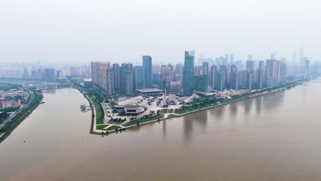 Toma-De-Drone-De-Loto-Junto-Al-Río-Xiangjiang-Con-Contaminación-Del-Aire-Y-Del-Agua-En-La-Ciudad-De-Changsha,-Hunan,-China