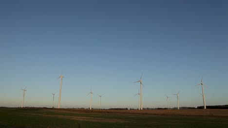 Windräder-Stehen-Hoch-Vor-Einem-Klaren-Blauen-Himmel-Während-Der-Goldenen-Stunde