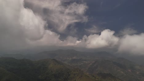 Luftaufnahme-Mit-Wunderschönen-Wolken-Und-Bergen