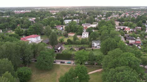 Eine-Luftaufnahme-Der-Stadt-Valmiera,-Die-Ihre-Mischung-Aus-Städtischen-Und-Natürlichen-Elementen-Zeigt