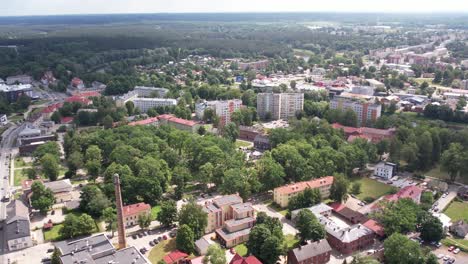 Eine-Luftaufnahme-Der-Stadt-Valmiera,-Die-Ihre-Mischung-Aus-Städtischen-Und-Natürlichen-Elementen-Zeigt